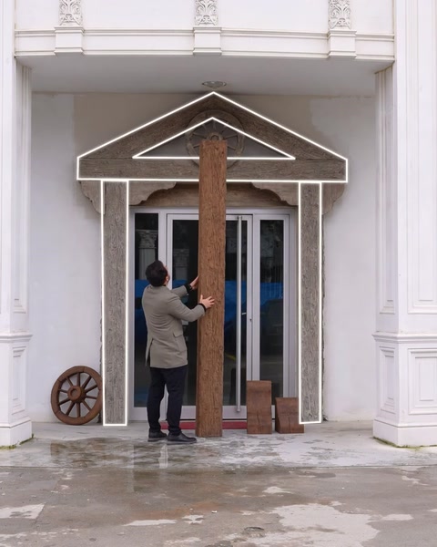 Muncitor instalează coloană verticală din poliuretan, cu ghidaj marcat pe zid
