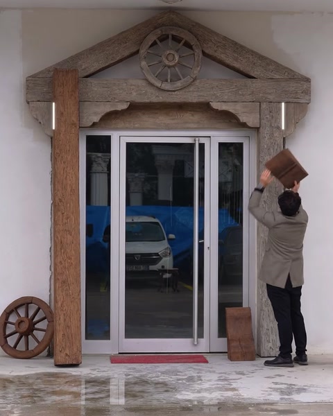 Intrare finalizată cu coloană, fronton și roată decorativă din poliuretan