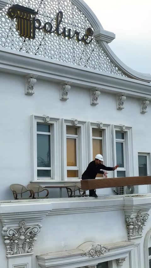 O grindă decorativă lungă este prezentată pe terasa fațadei.