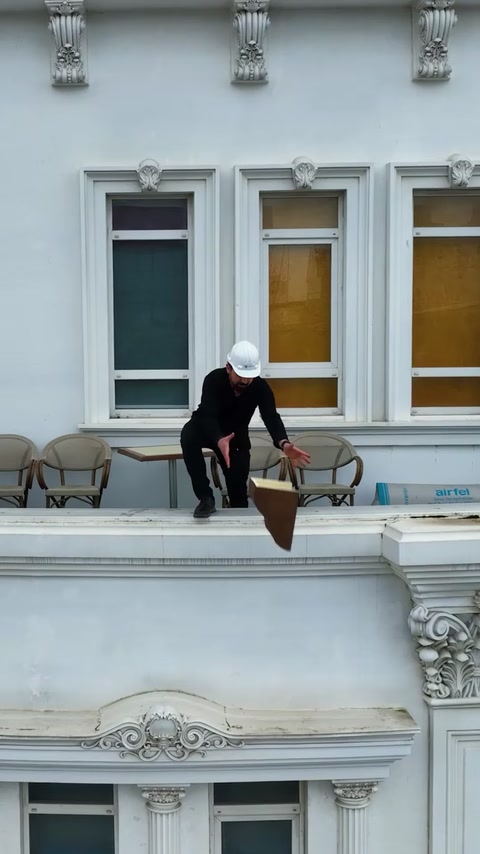 O contravântuire decorativă este prezentată lângă ferestrele clădirii.
