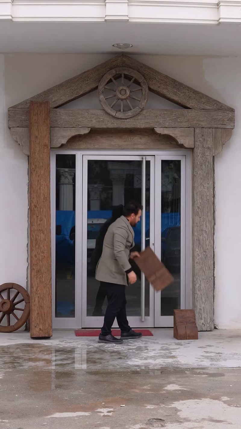 Grinzi decorative din poliuretan cu aspect rustic de lemn