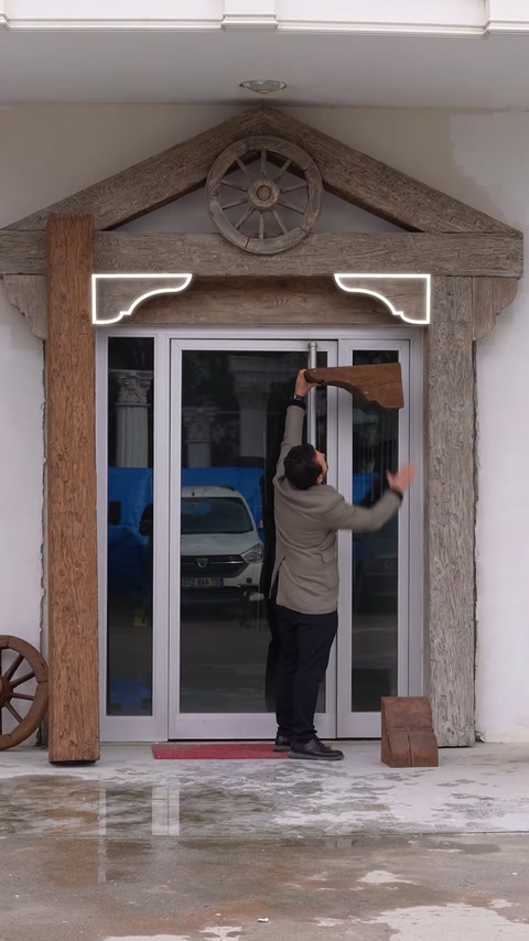 Sunt indicate contravântuirile decorative pentru colțurile superioare ale ansamblului.