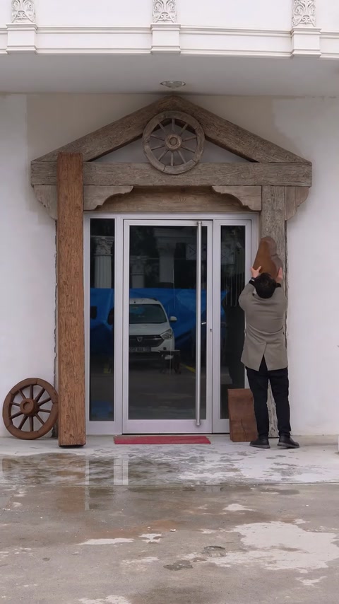 Finisajul montantului decorativ imită textura neregulată a lemnului vechi.