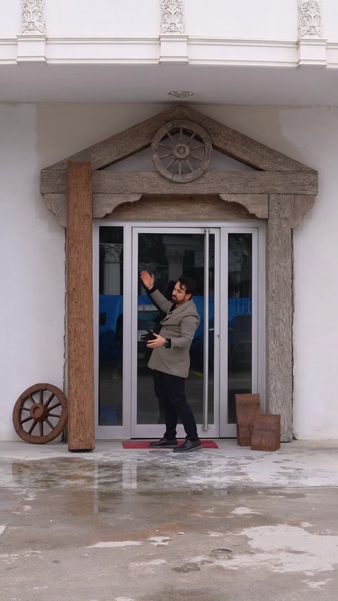 O mostră prezintă nuanța disponibilă pentru finisajul elementelor decorative.