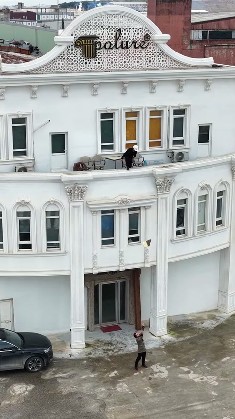 Fațada clădirii este surprinsă integral înaintea prezentării elementelor rustice.