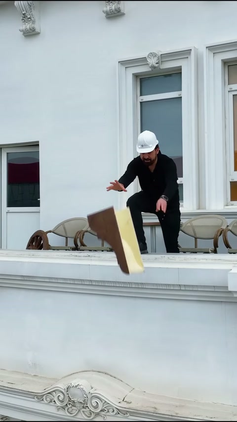 Un prezentator aruncă o mostră de grindă decorativă pe terasă.