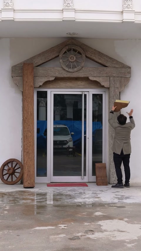 O piesă mică de îmbinare este arătată lângă grinda verticală.