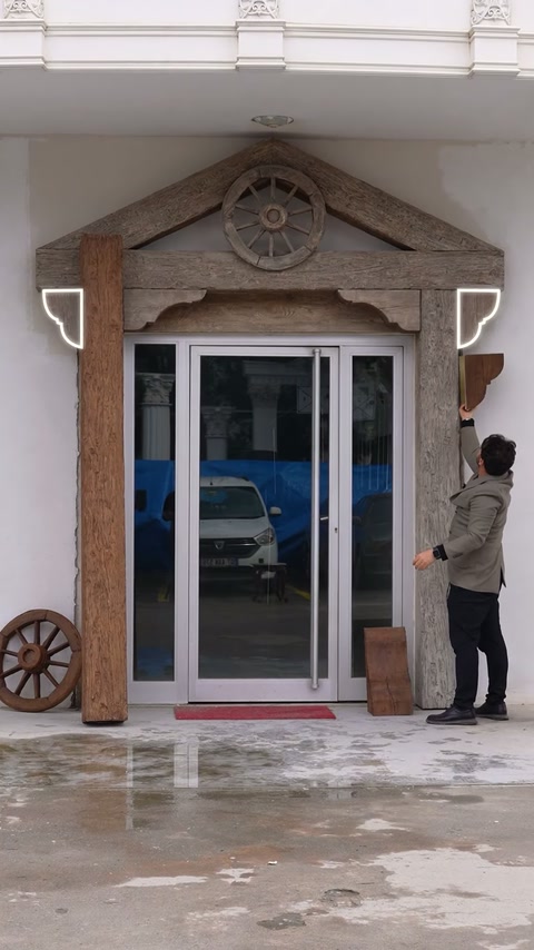 Marcajele grafice evidențiază pozițiile pieselor laterale sub grinzile oblice.