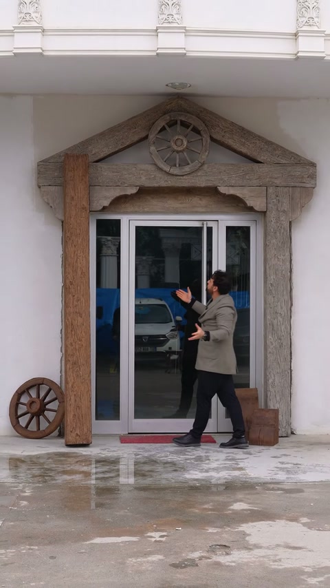 Prezentatorul explică dispunerea elementelor decorative pe ancadramentul intrării.
