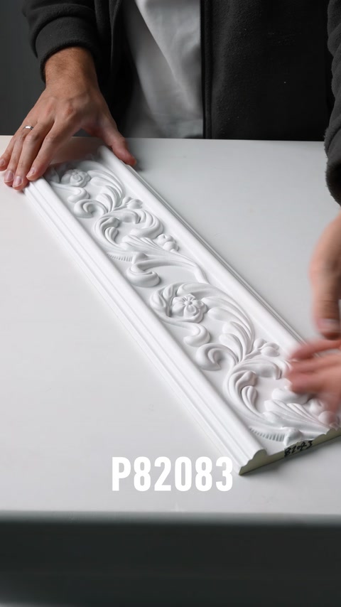 Profil ornamental alb cu relief vegetal, prezentat prin atingerea suprafeței