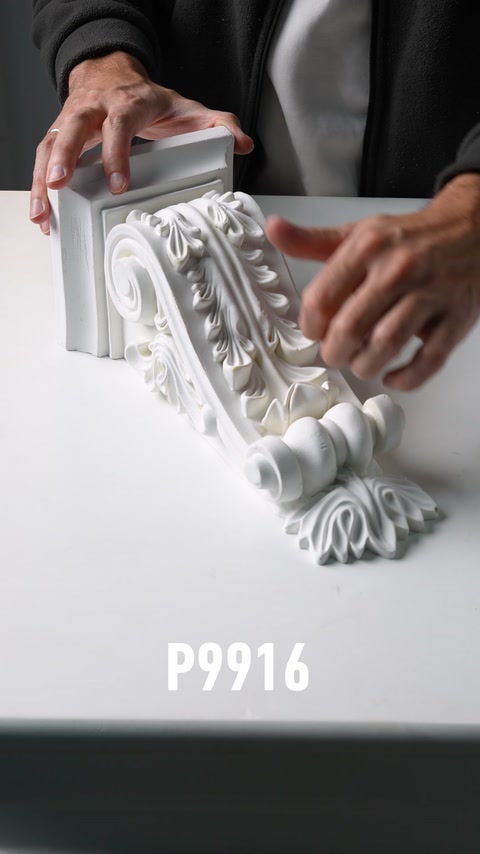 Consolă decorativă albă cu volute și frunze sculptate în relief