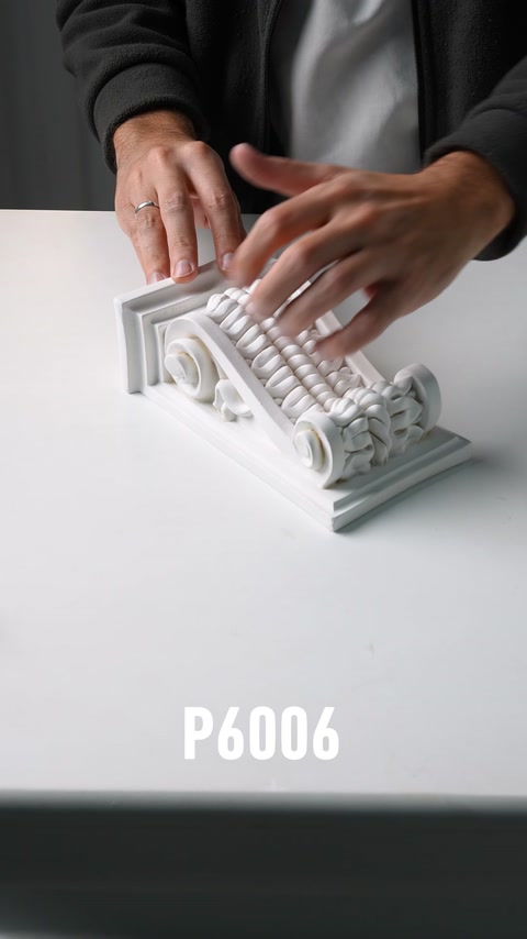 Element decorativ clasic cu detalii repetitive, verificat tactil pe masă