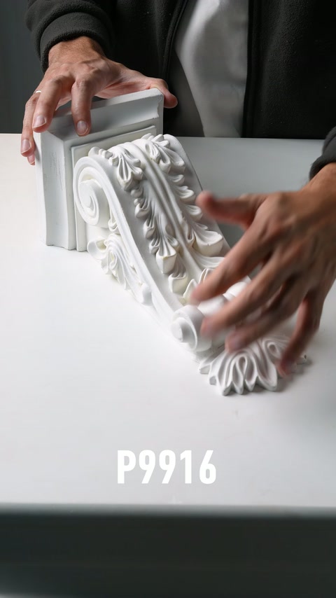 Consolă decorativă verticală, prezentată pentru evidențierea motivelor florale sculptate