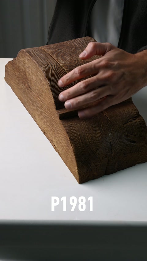 Grindă ornamentală maro cu fibră aparentă, netezită manual pe suprafață