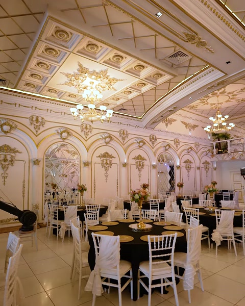 Tavan cu arcade și profile decorative deasupra zonei de mese