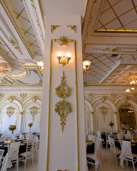 Coloane interioare cu aplice de perete și profile decorative