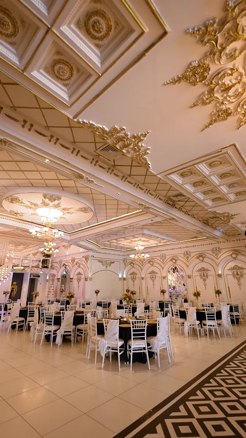 Perspective asupra tavanului cu rame, rozete și ornamente aurii