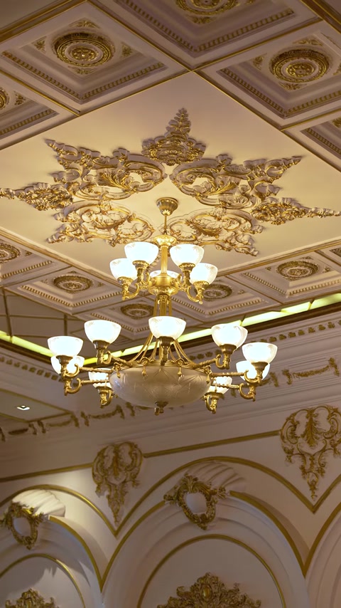Candelabrul central completează compoziția bogată a tavanului ornamentat