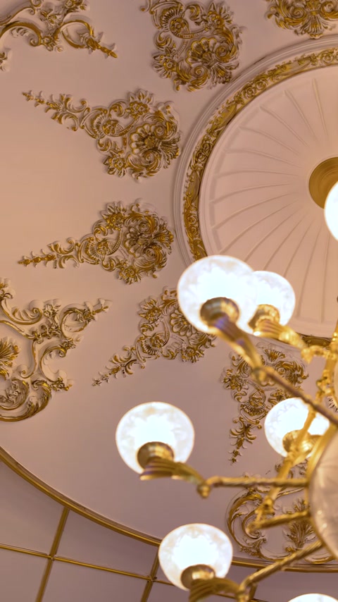 Ornamentele florale de pe perete se armonizează cu lămpile