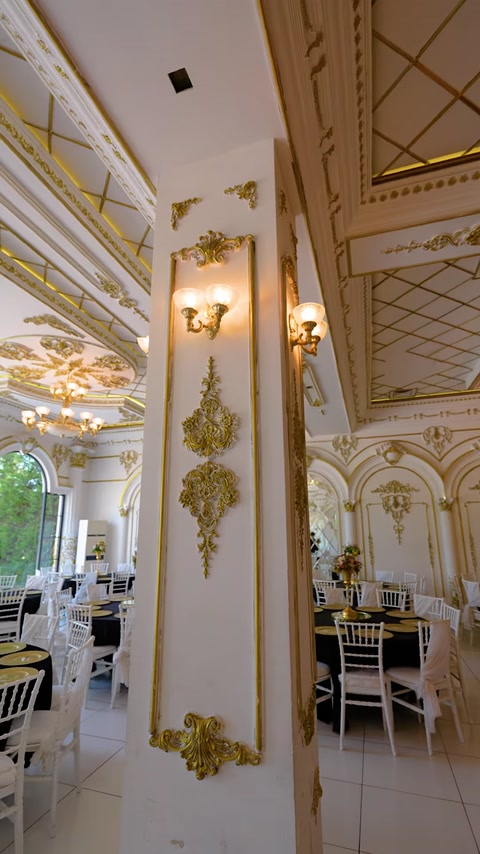 Coloanele decorative și aplicele pun în valoare zona de mese