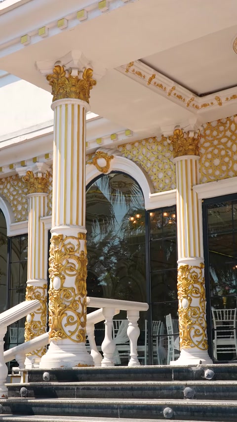 Coloanele exterioare prezintă capiteluri și baze cu ornamente aurii