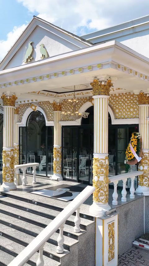 Vedere frontală a intrării cu coloane, arcade și decorațiuni