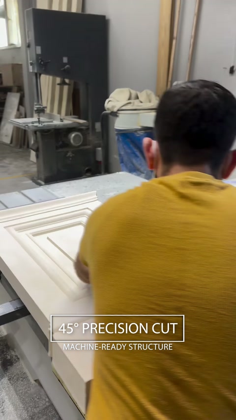 Operatorul ghidează un profil decorativ prin utilajul de tăiere.
