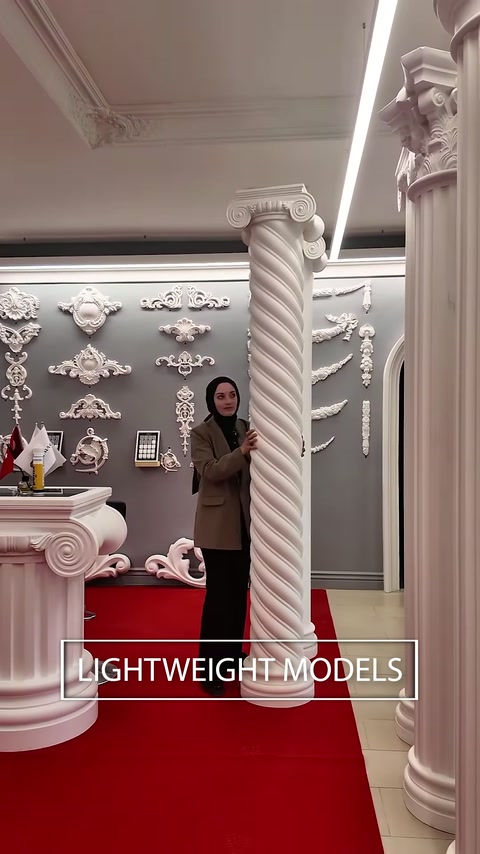 Coloană răsucită cu capitel ionic prezentată între alte modele decorative.