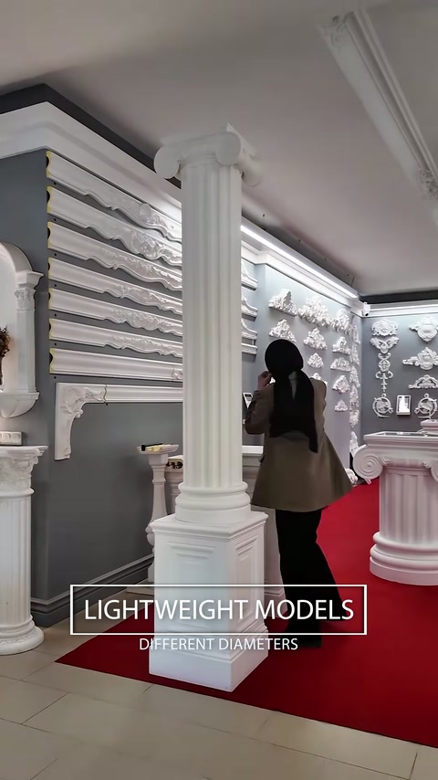 Coloană rotundă înaltă expusă lângă profile decorative de perete.