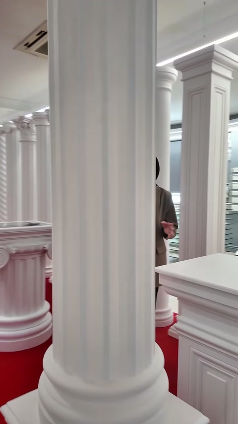 Detaliu apropiat al canelurilor verticale de pe o coloană albă.