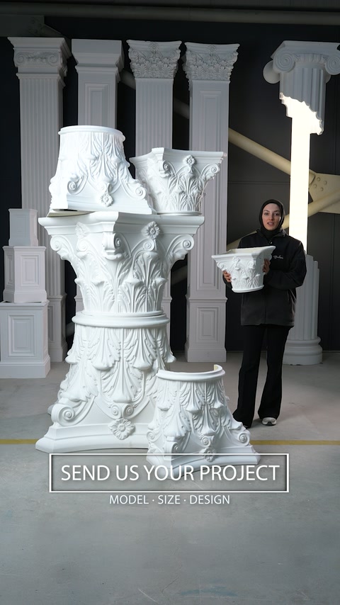 Capiteluri ornamentale și coloane expuse pentru alegerea modelului potrivit.