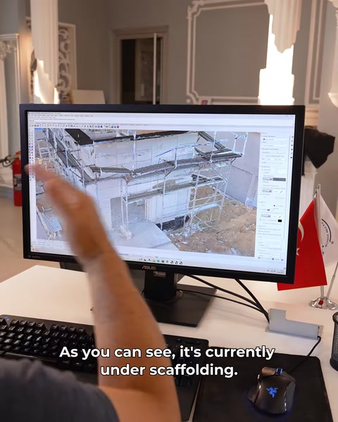 Echipa explică proprietarului starea actuală a construcției