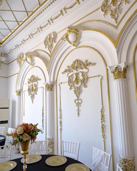 Perete interior cu ornamente aurii și arcadă decorativă