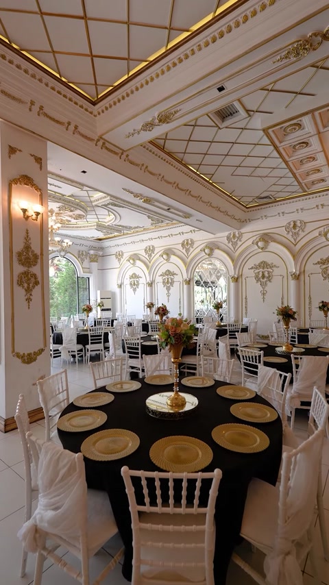 Interior pentru evenimente cu tavane casetate, cornișe și pilaștri ornamentali