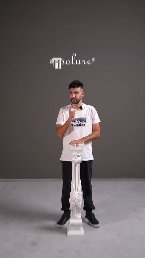 Prezentatorul expune un piedestal decorativ alb cu fus canelat.