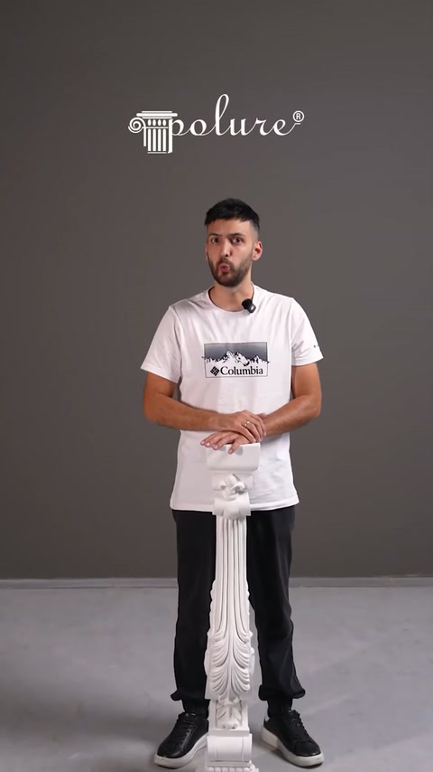 Element ornamental vertical este prezentat frontal într-un spațiu de studio.
