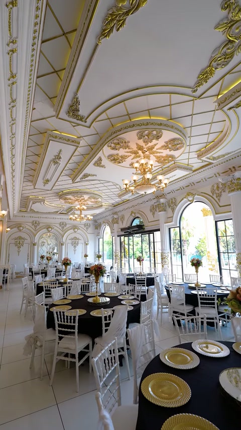 Salonul pentru evenimente prezintă tavane ornamentate și arcade aurite.