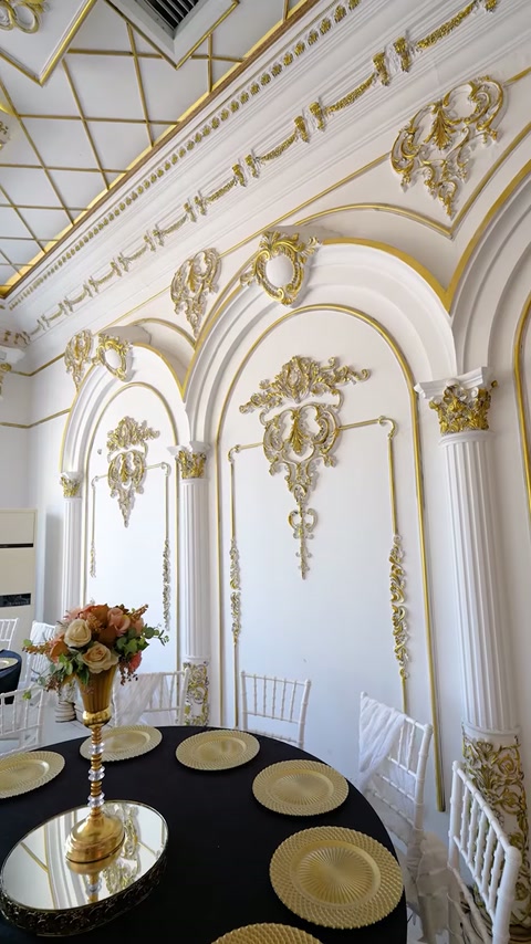 Peretele interior include arcade, pilaștri și ornamente vegetale aurii.