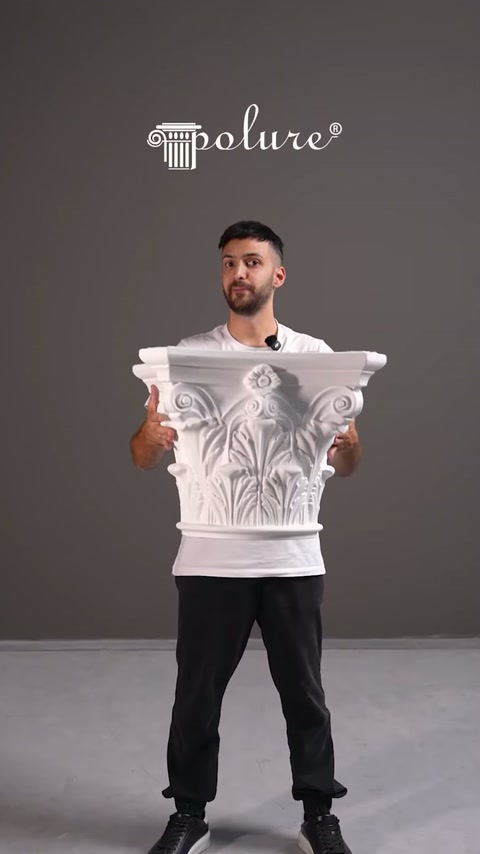 Detaliile capitelului includ volute laterale și frunze bogat modelate.