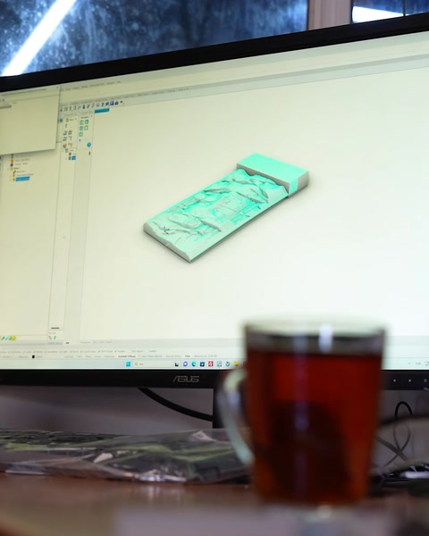 Machetă mică verde a designului tridimensional pe birou