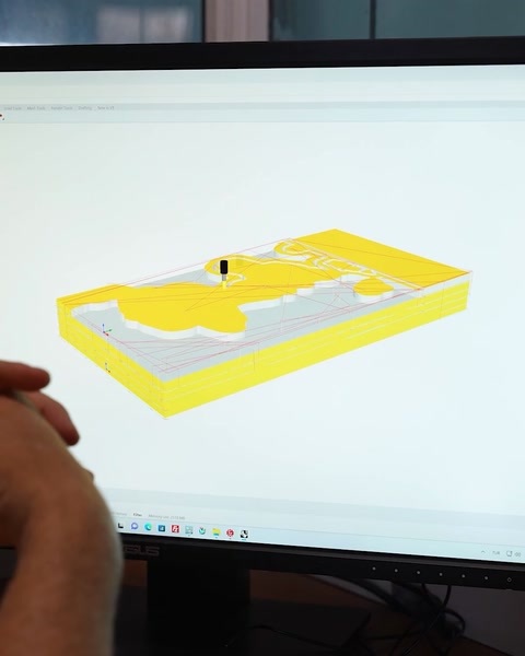 Model 3D galben cu traseu de frezare pe ecran