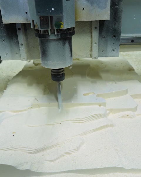 Freza CNC sculptează detaliile fine ale unui chip