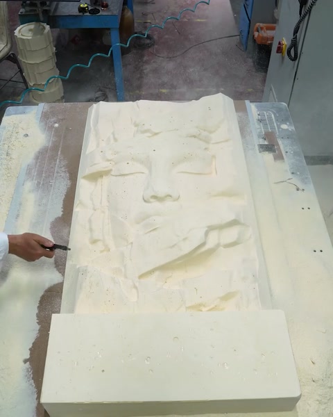 Panou finit cu chip sculptat în relief, sprijinit vertical