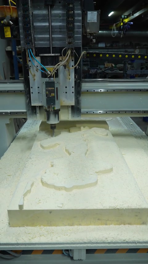 Utilajul CNC sculptează relieful în placa groasă de poliuretan