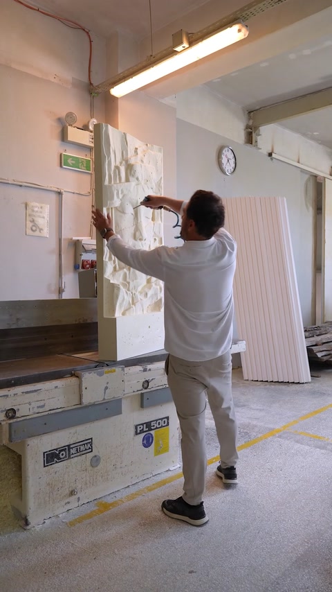 Basorelieful este prezentat vertical pentru evaluarea compoziției decorative