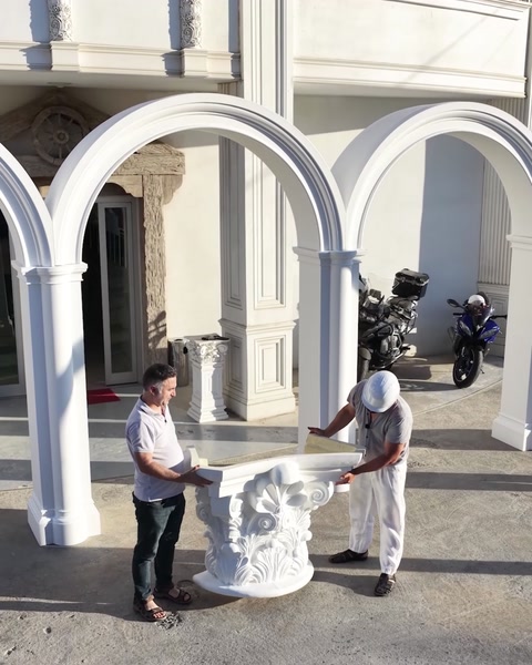 Curte cu coloane și arcade din poliuretan instalate afară.