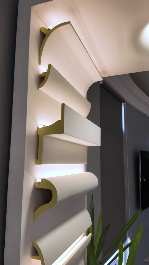 Profile arhitecturale iluminate, prezentate într-un colț interior modern