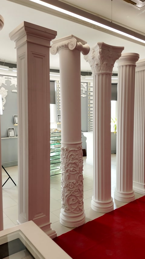 Coloane decorative în tonuri diferite, cu baze sculptate