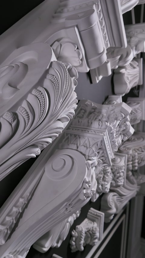 Detalii de coloane și ornamente cu relief vegetal