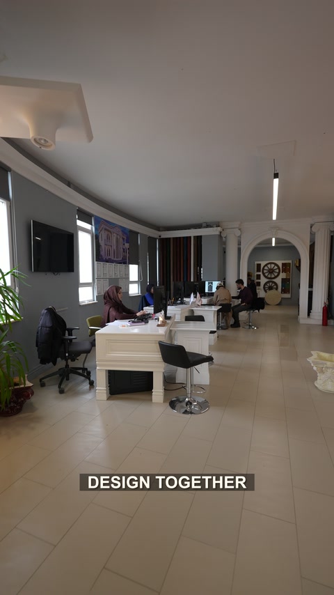 Interior de showroom cu coloane, arcade și zone de prezentare